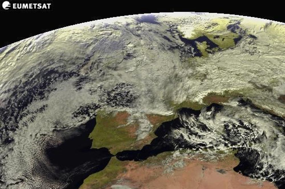 Imagen tomada por el satélite Meteosat para la Agencia Estatal de Meteorología que prevé para hoy, lunes, que continúe el temporal por precipitaciones, bajas temperaturas, viento y fenómenos costeros, sobre todo en el extremo norte peninsular.