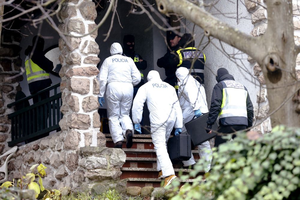 Agentes del equipo forense de la Policía Nacional acceden a la vivienda guipuzcoana en la que ha sido detenido hoy un presunto terrorista yihadista.