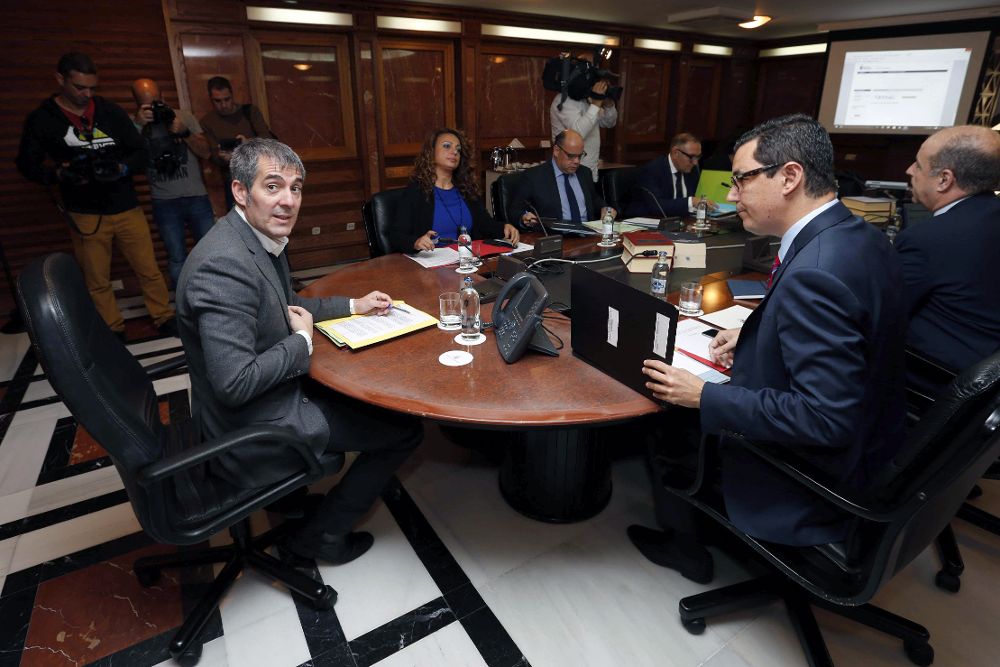 El presidente del Gobierno de Canarias, Fernando Clavijo (i), y el vicepresidente, Pablo Rodríguez (d), durante la reunión del consejo de gobierno, celebrada hoy en Las Palmas de Gran Canaria.
