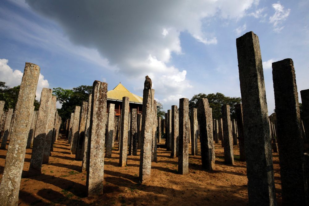Los pilares de granito, que antes componían una institución académica o librería, del templo budista Lovamahapaya en Anuradhapura, a 199 kilómetros de Colombo, Sri Lanka.