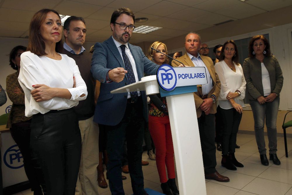 El presidente del PP de Canarias, Asier Antona, y varios miembros de este partido.