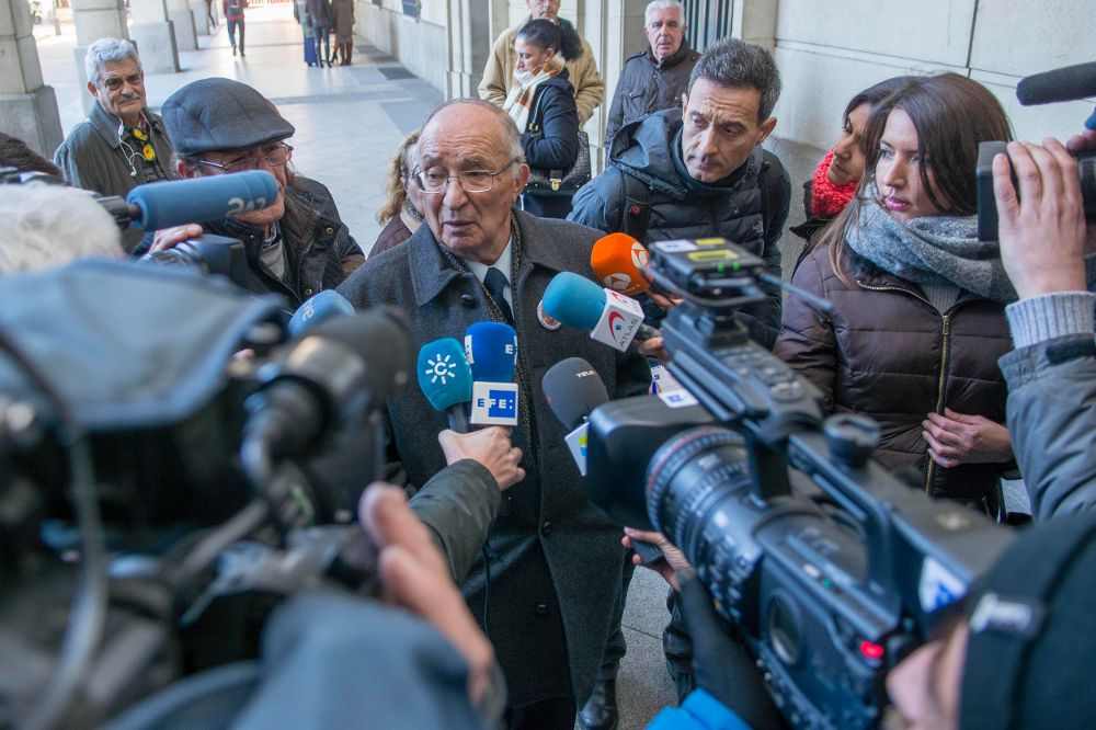 El abuelo de Marta del Castillo, José Antonio Casanueva, en declaraciones a los periodistas en las puertas de los juzgados de Sevilla, ayer.