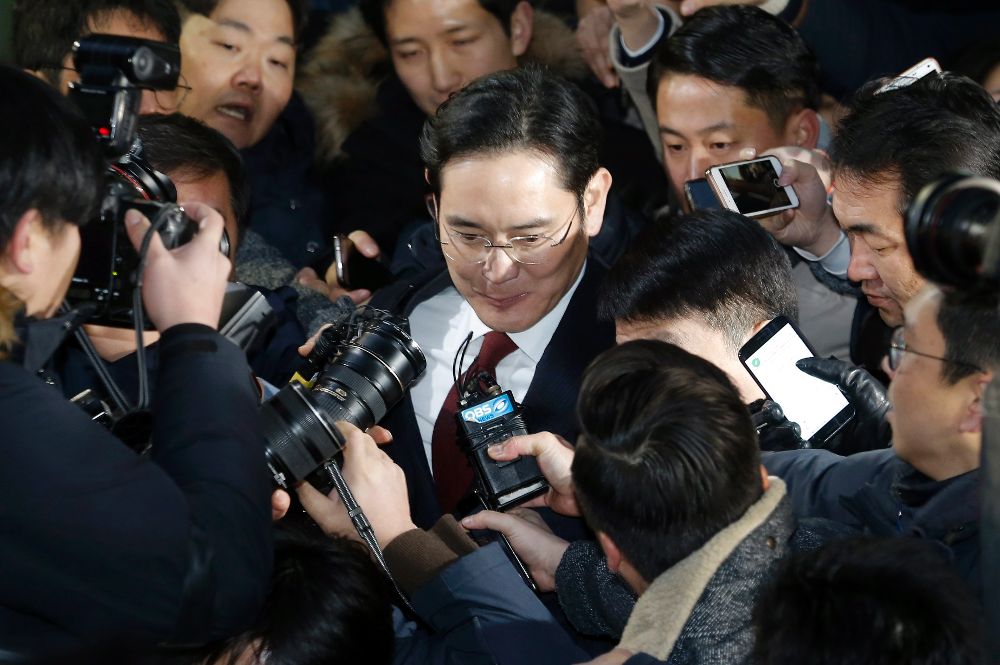 El vicepresidente de Samsung Electronics Co., Lee Jae-yong (c).