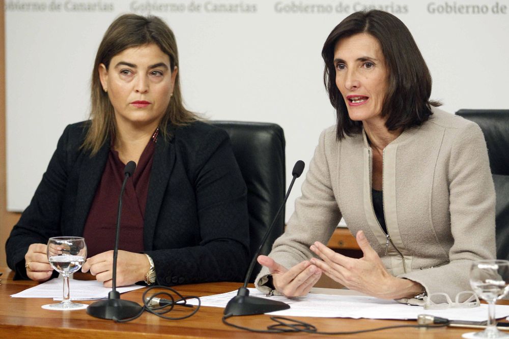 La consejera de Turismo del Gobierno de Canarias, María Teresa Lorenzo (d), junto a la gerente de Promotur, María Méndez.