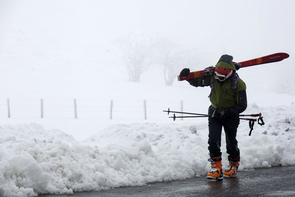 Una persona se dispone a esquiar en el Alto de Ibañeta, que esta mañana registraba -7 grados de temperatura.