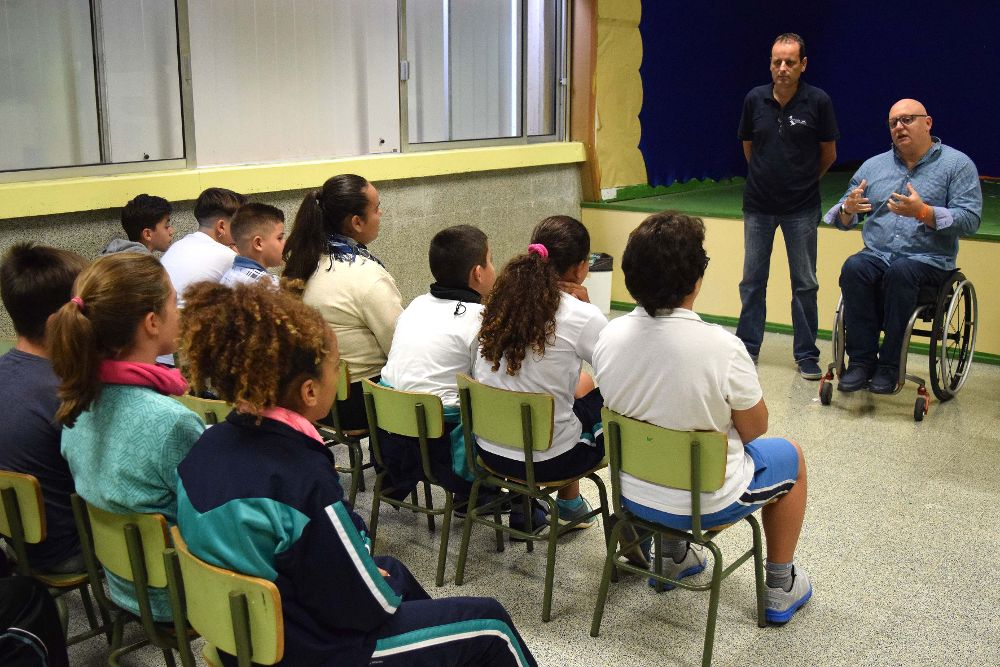 Ya se realizan actividades de concienciación a los más jóvenes. En la imagen una de las jornadas de educación ambiental sobre aves invasoras en Santa Cruz de Tenerife.
