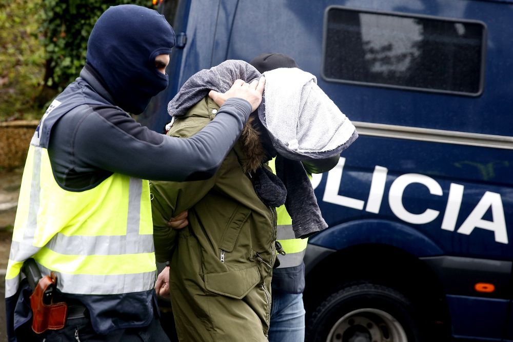 Agentes de la Policía Nacional trasladan al presunto terrorista marroquí que ha sido detenido en San Sebastián.