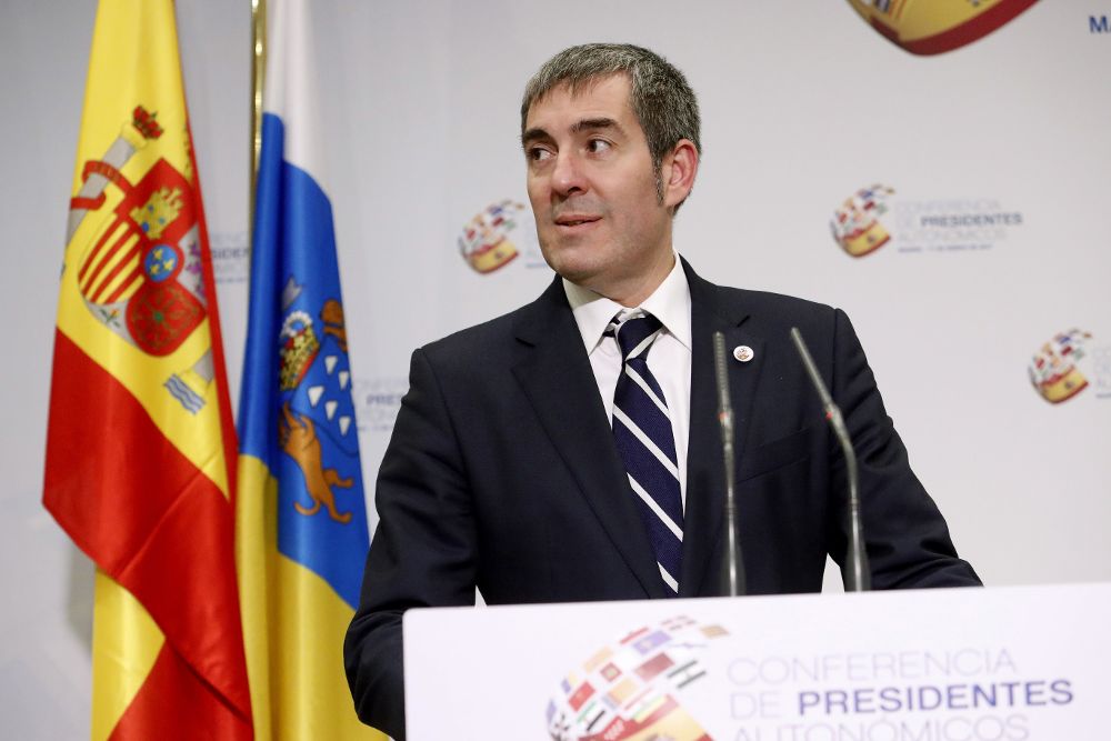 El presidente de Canarias, Fernando Clavijo, durante la rueda de prensa ofrecida al término de la VI Conferencia de Presidentes Autonómicos celebrada hoy en el Salón de Pasos Perdidos del Senado.