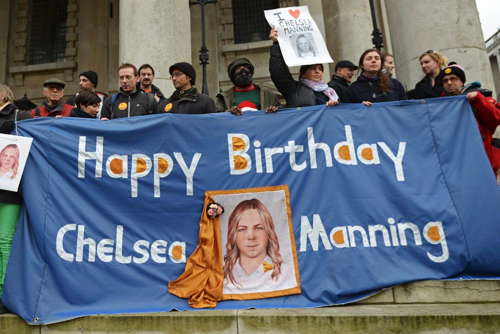 Fotografía de archivo del 17 de diciembre de 2014 de seguidores del exsoldado Bradley Manning, quien comenzó un tratamiento de cambio de sexo para ser mujer y convertirse en Chelsea Manning.