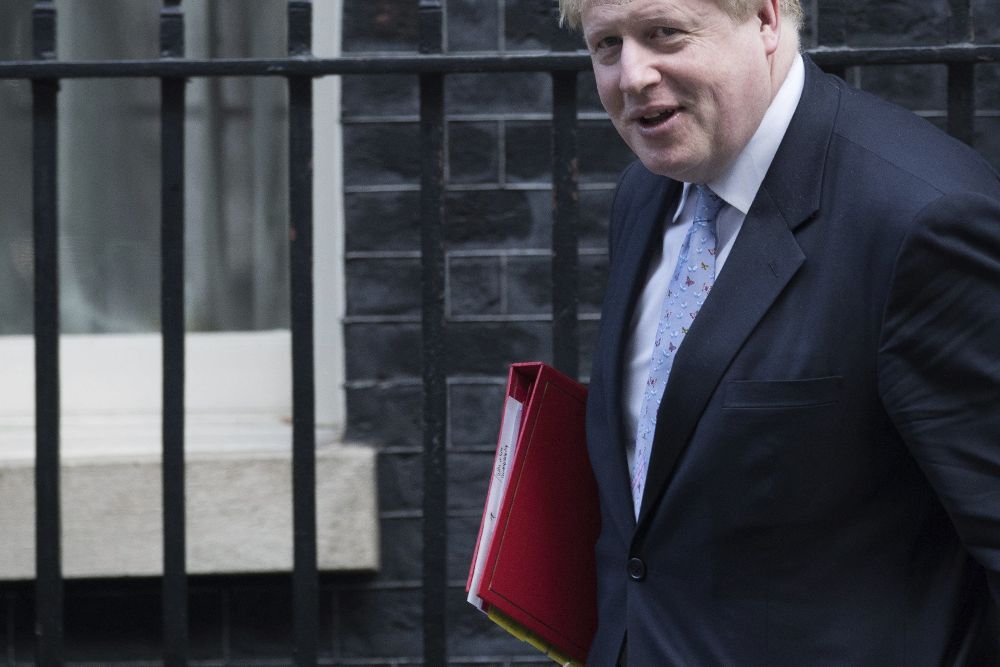 El ministro de Exteriores británico, Boris Johnson, abandona el 10 de Downing Street tras asistir a la reunión semanal del Consejo de Ministros en Londres (Reino Unido) hoy, 17 de enero de 2017.