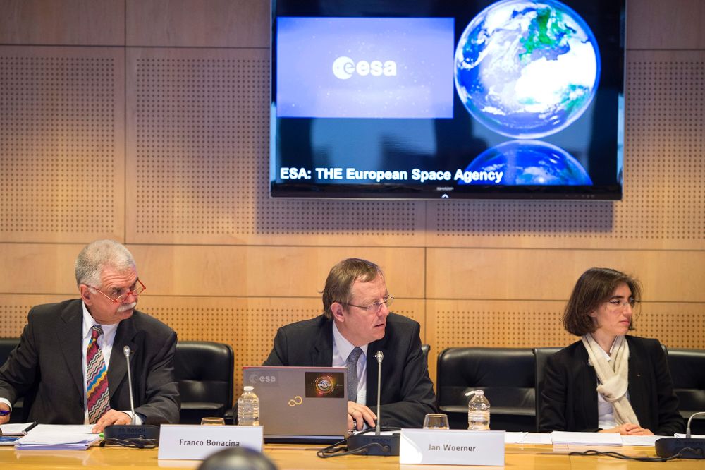El director general de la Agencia Espacial Europea (ESA), Jan Woerner (c) y el director de la Oficina de Protocolo, Franco Bonacina.