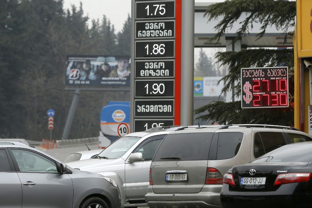 Vista de la cola de vehículos en una gasolinera en Tiflis, Georgia.
