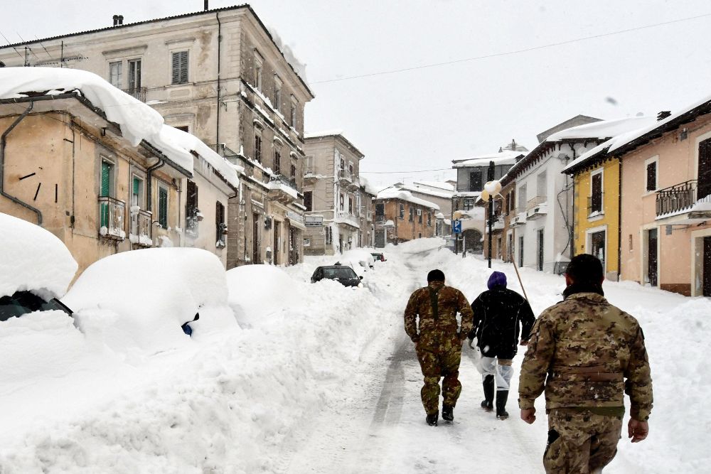 Soldados caminan por las calles cubiertas por metros de nieve en la región de Abruzzo.