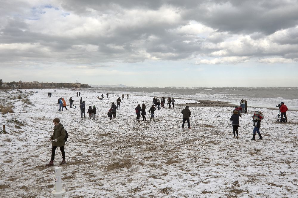 Decenas de curiosos pasean por una de las playas de Dénia, ayer.