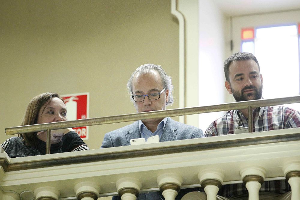 Los ex consejeros socialistas del Gobierno regional Jesús Morera (c) y Aarón Afonso.