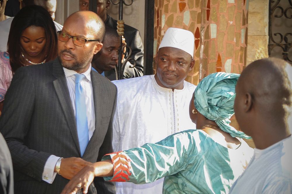 El presidente electo de Gambia, Adama Barrow (c), tras ser investido como nuevo presidente en un acto celebrado en la Embajada de Gambia en Dakar, Senegal.