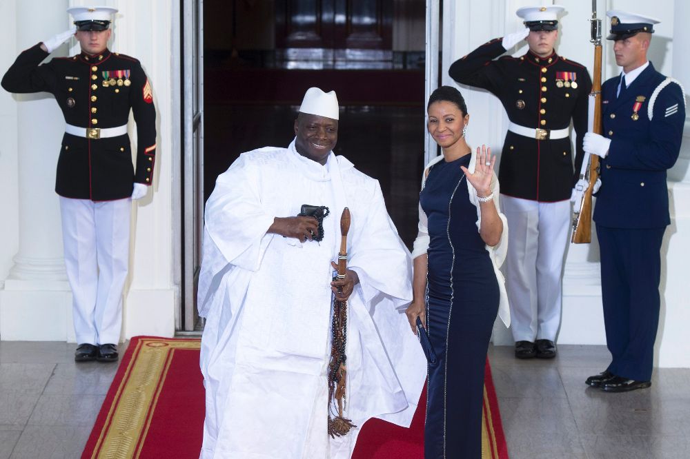 Fotografía de archivo del 5 de agosto de 2014 del presidente de Gambia, Yahya Jammeh (i), y la primera dama, Zeinab Suma Jammeh.