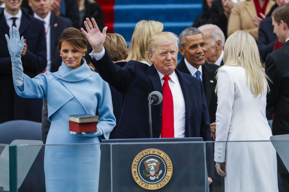 El presidente de EE.UU., Donald Trump (c), saluda a los asistentes tras jurar como 45º presidente de los Estados Unidos en una ceremonia oficial celebrada ante las escalinatas del Capitolio, en Washington DC (Estados Unidos) hoy, 20 de enero de 2017.