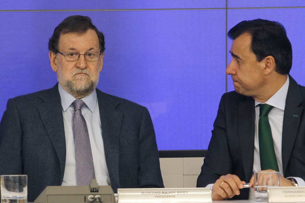 El presidente del Gobierno y del PP, Mariano Rajoy (i), y el vicesecretario general, Fernando Martínez-Maillo (d).