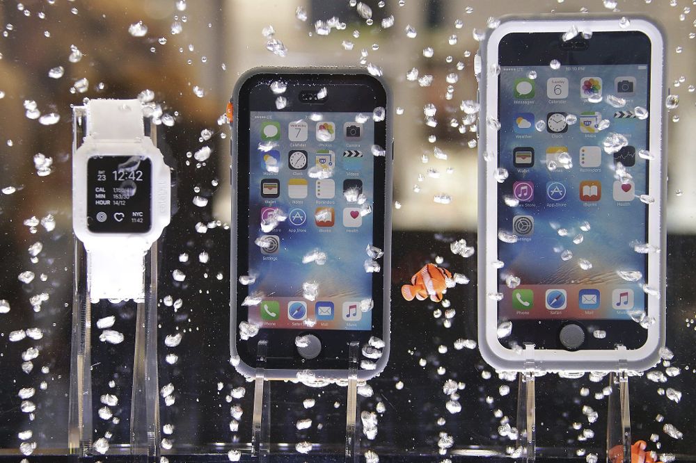 Dispositivos de Apple son expuestos en una vitrina con agua.