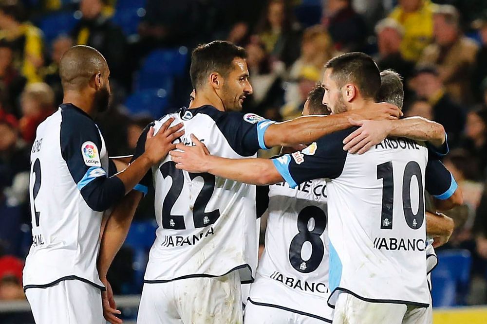 Los jugadores del Deportivo de La Coruña felicitan a Florin Andone (d) tras marcar ante la UD Las Palmas, durante el partido de Liga en Primera División disputado esta noche en el estadio de Gran Canaria.