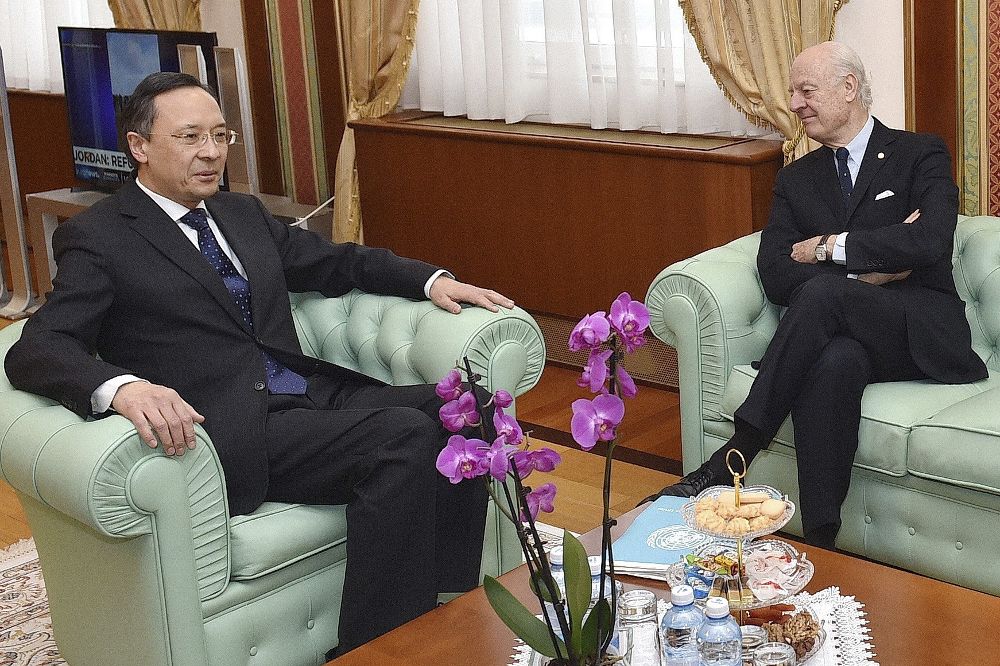 El ministro de Exteriores de Kazajistán, Kairat Abdrakhmanov,iz., y el enviado especial de la ONU para Siria, Staffan de Mistura, durante la entrevista que mantuvieron ayer en Astaná.