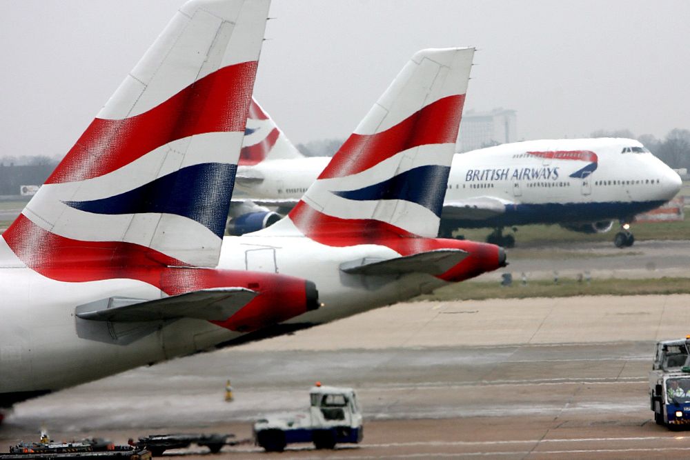 Fotografía de archivo que muestra aviones de la aerolínea British Airways aparcados en el aeropuerto de Heathrow.