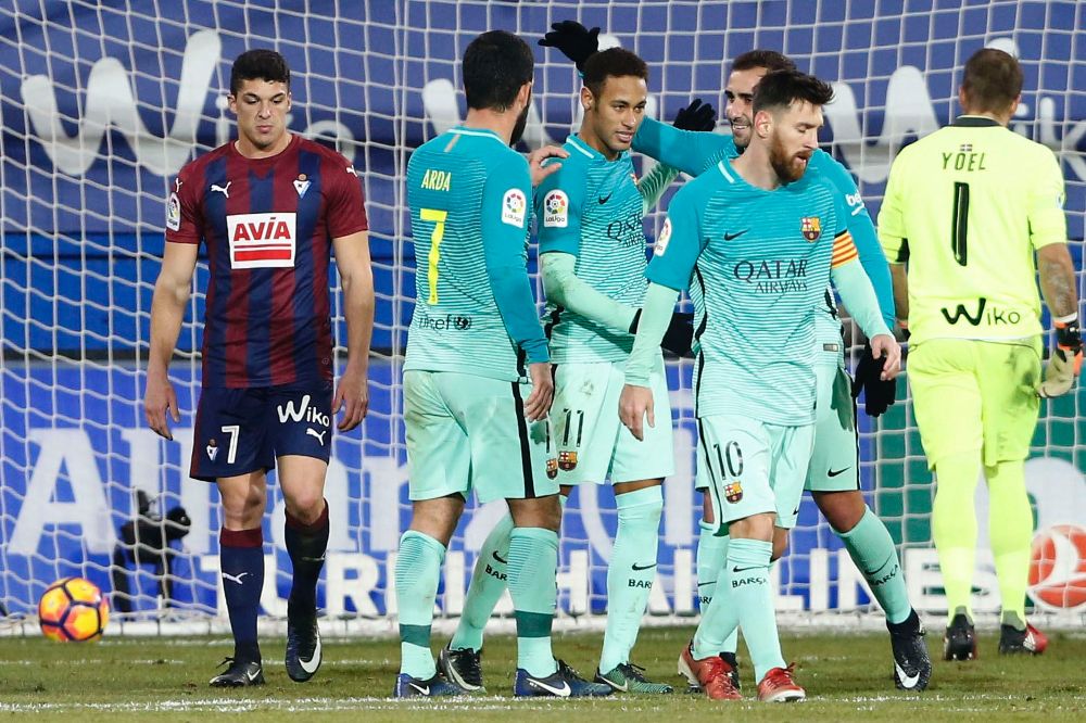 El delantero brasileño del FC Barcelona Neymar (3-i) es felicitado por sus compañeros tras marcar el cuarto gol ante el Eibar.