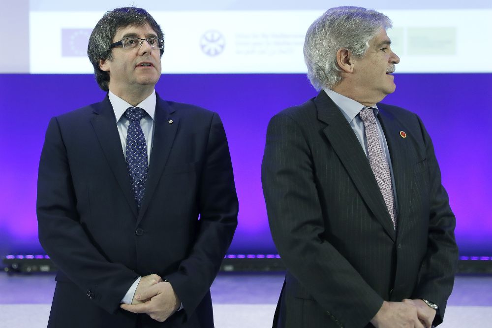 El ministro de Asuntos Exteriores y Cooperación, Alfonso Dastis (d), y el presidente de la Generalitat, Carles Puigdemont, durante la inauguración del Foro Euromediterráneo que se celebra hoy en Barcelona.