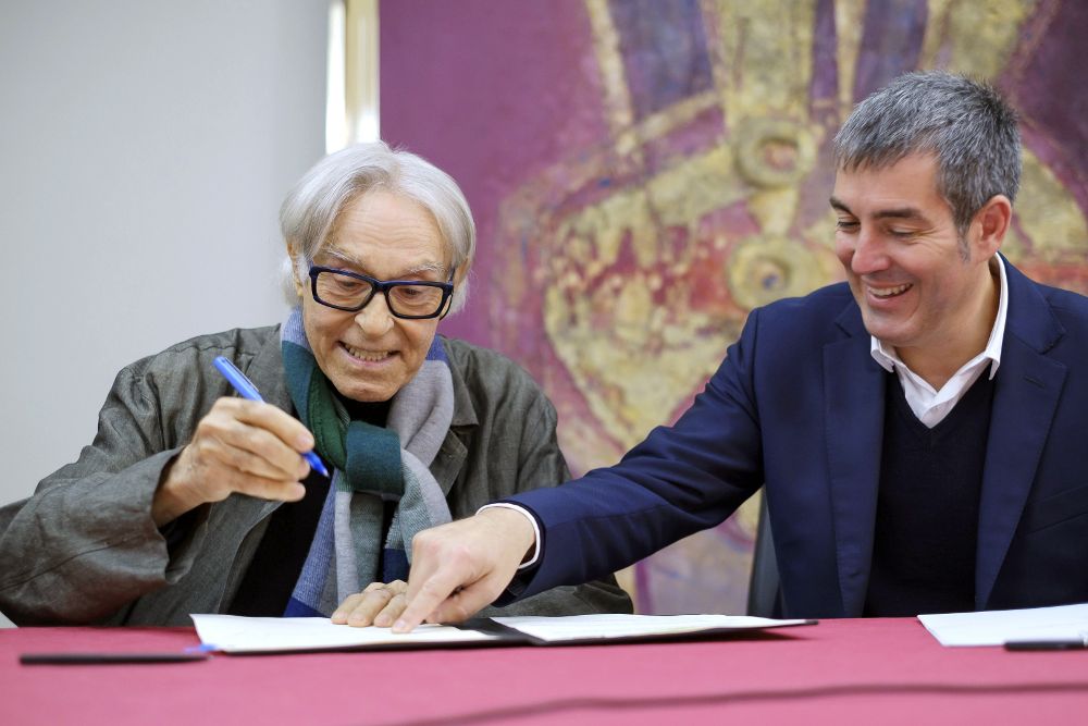 El artista Pepe Dámaso (i), junto al presidente del Gobierno de Canarias, Fernando Clavijo, durante la firma del primer paso del acuerdo.