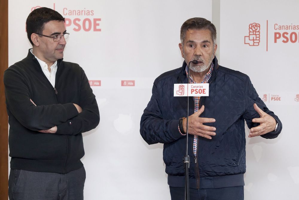 El portavoz de la Gestora Federal del PSOE, Mario Jiménez (i), junto al presidente de la gestora del PSOE en Canarias, José Miguel Rodríguez Fraga (d).