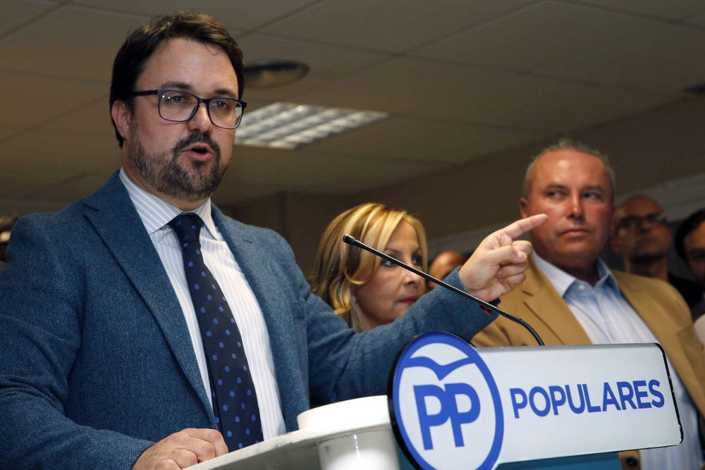 El presidente del PP de Canarias, Asier Antona, y varios miembros de este partido.