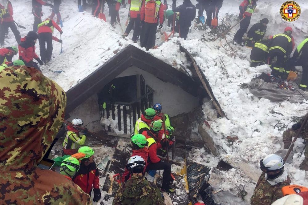 Los servicios de rescate Corpo Nazionale Soccorso Alpino e Speleologico siguen su búsqueda de posibles supervivientes en el hotel Rigopiano.