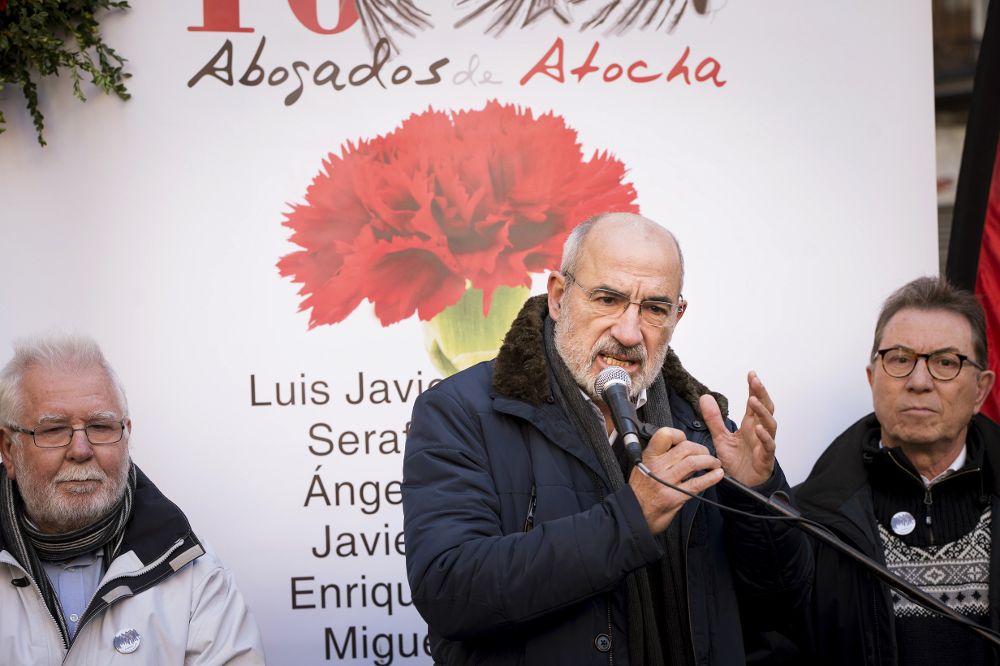 El abogado y superviviente de la matanza de Atocha Alejandro Ruiz-Huerta (c), durante su intervención en el homenaje celebrado esta mañana en Madrid.