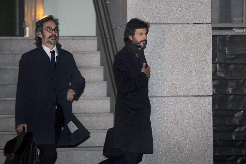 Oleguer Pujol (d), hijo menor del expresidente catalán, a su salida de la Audiencia Nacional, acompañado por su abogado.