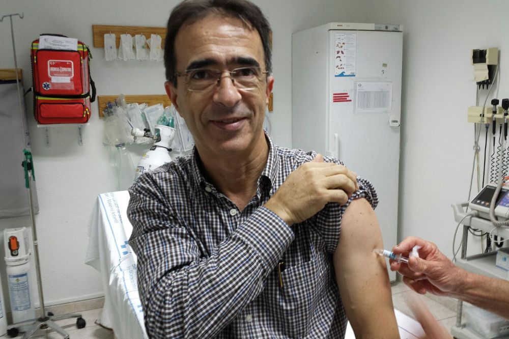 El responsable del Plan de Salud de Canarias vacunándose contra la gripe. 