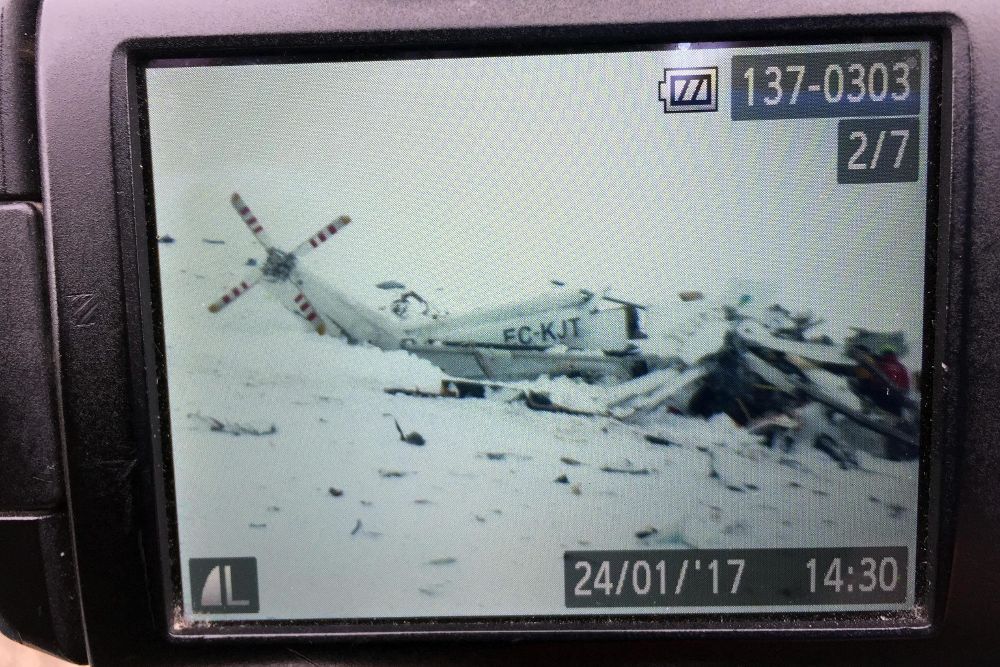Vista de la pantalla de una cámara que muestra el lugar donde se produjo el accidente de un helicóptero de emergencias en Lucoli, en la región de Los Abruzos (Italia), hoy, 24 de enero de 2017.
