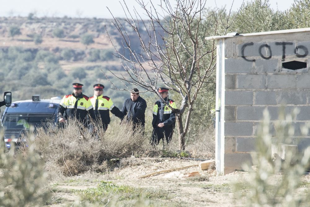 El cazador acusado de matar a tiros a dos agentes rurales el pasado sábado en un coto de Aspa (Lleida), acompañado por agentes de los mossos d'esquadra, durante la reconstrucción de los hechos.