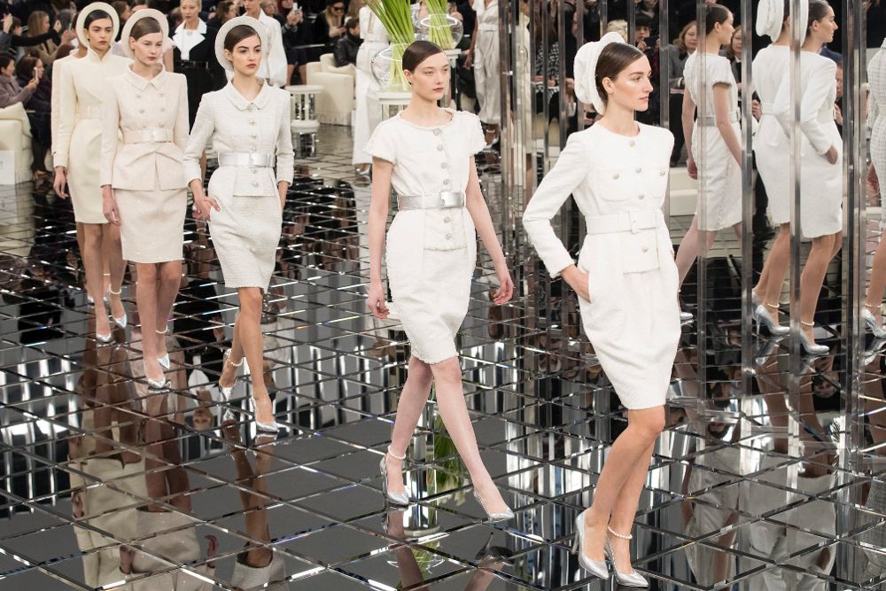 Modelos presentan creaciones de la colección de alta costura primavera-verano 2017 del diseñador alemán Karl Lagerfeld para Chanel durante la Semana de la Moda de París (Francia) hoy, 24 de enero de 2017.