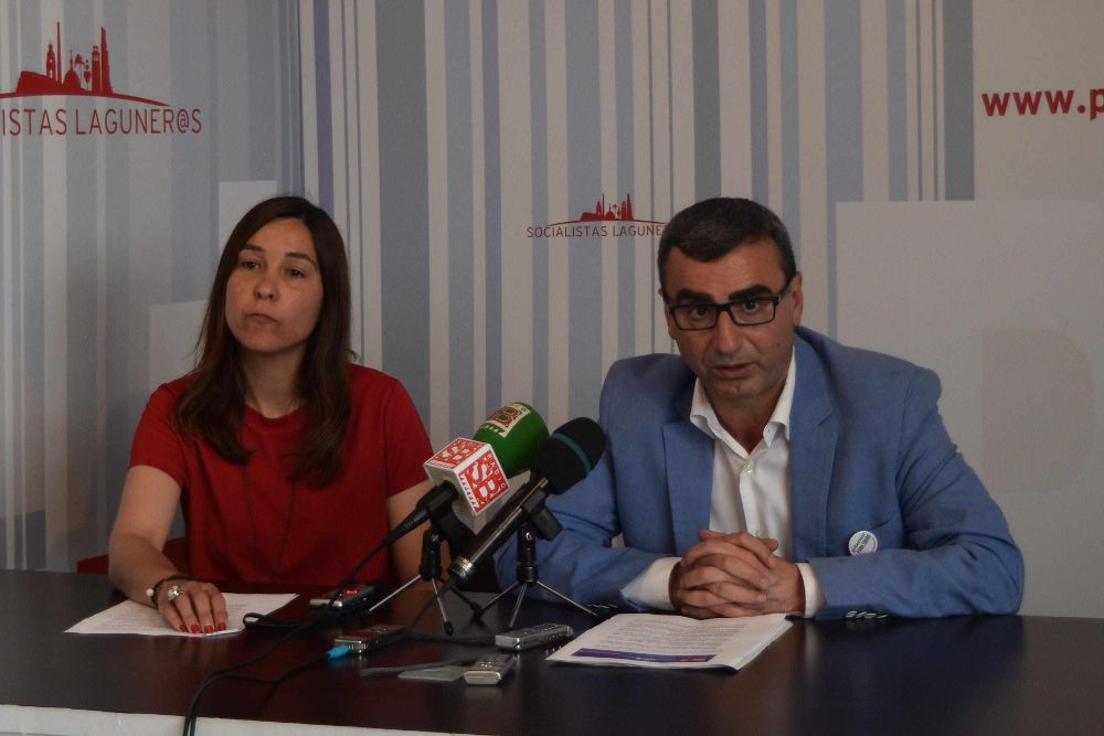 Mónica Martín y Javier Abreu mantienen posturas opuestas sobre lo que debe hacer el PSOE en el Ayuntamiento lagunero.