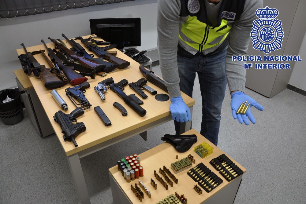 Fotografía facilitada por la Policía Nacional del arsenal con diversas armas de guerra destinadas al tráfico ilícito.