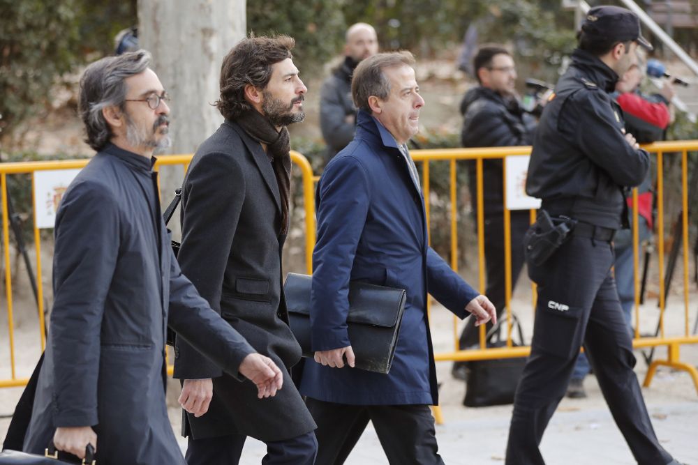 El menor de los hijos del expresidente de la Generalitad de Cataluña, Oleguer Pujol,c, acompañado de sus abogados, a su llegada a la Audiencia Nacional.