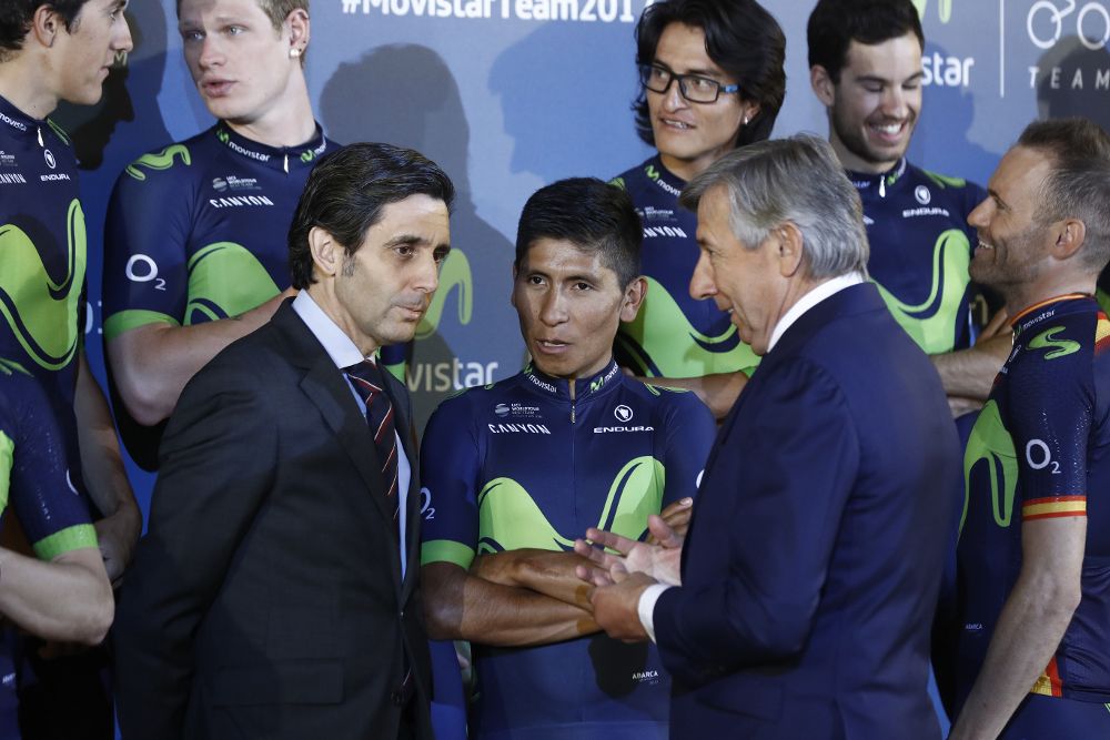El presidente de Telefónica, José María Álvarez-Pallete (c,i); el director del equipo Movistar de ciclismo, Eusebio Unzué (c,d,), y el ciclista colombiano Nairo Quintana (c), conversan durante la presentación hoy en Madrid del Movistar Team.