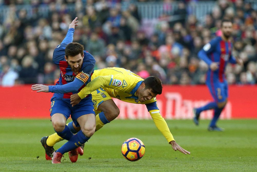 El delantero argentino del FC Barcelona Lionel Andrés Messi y el defensa del UD Las Palmas, Aythami Artiles Oliva.