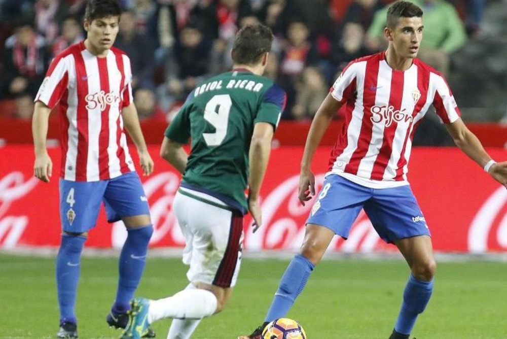 Rachid (d) en el partido entre el Sporting y el Osasuna jugado en El Molinón el pasado 4 de diciembre.
