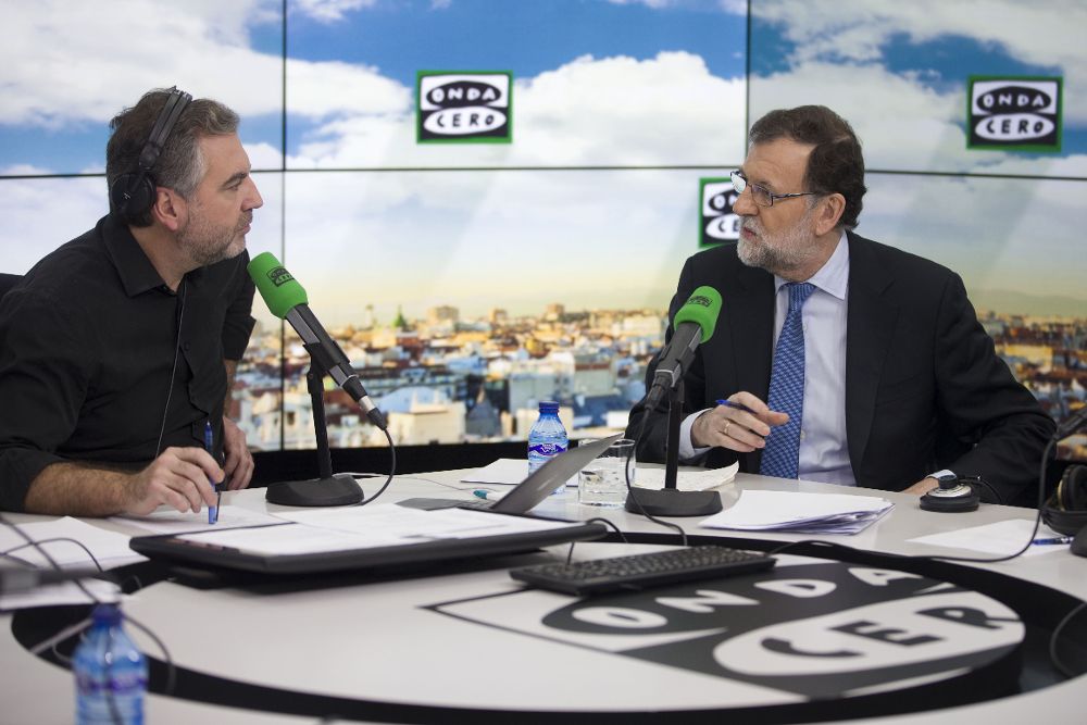 El presidente del Ejecutivo, junto al periodista Carlos Alsina (i), durante la entrevista que ha ofrecido hoy en el programa "Más de uno", de Onda Cero.
