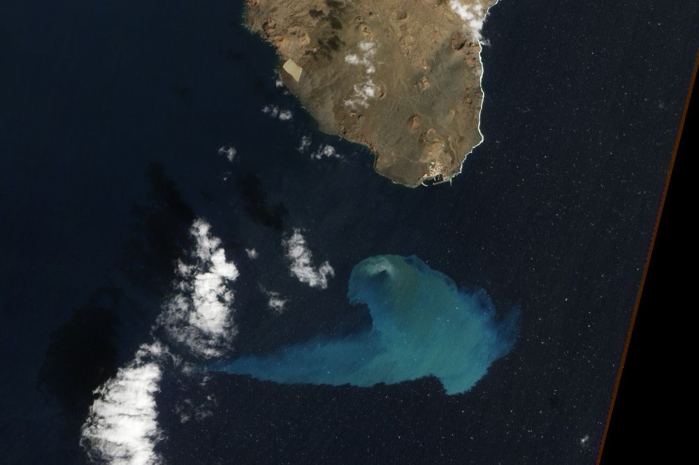 Imagen facilitada por la NASA que muestra la mancha verde en el mar provocada por la erupción volcánica de la isla de El Hierro. 