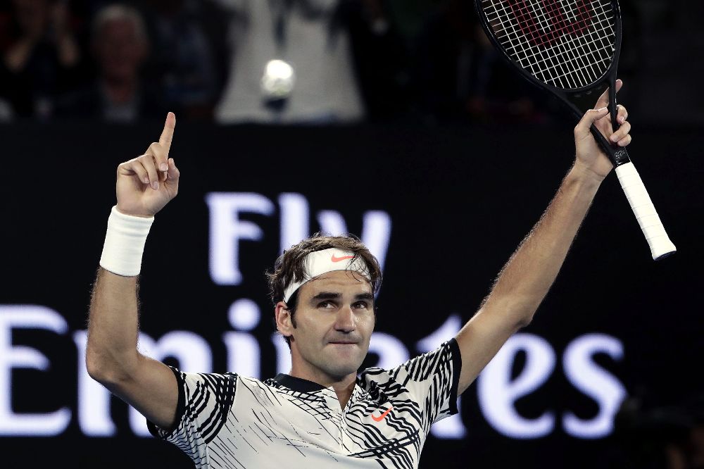 El tenista suizo Roger Federer celebra su victoria en la semifinal del Abierto de Australia.