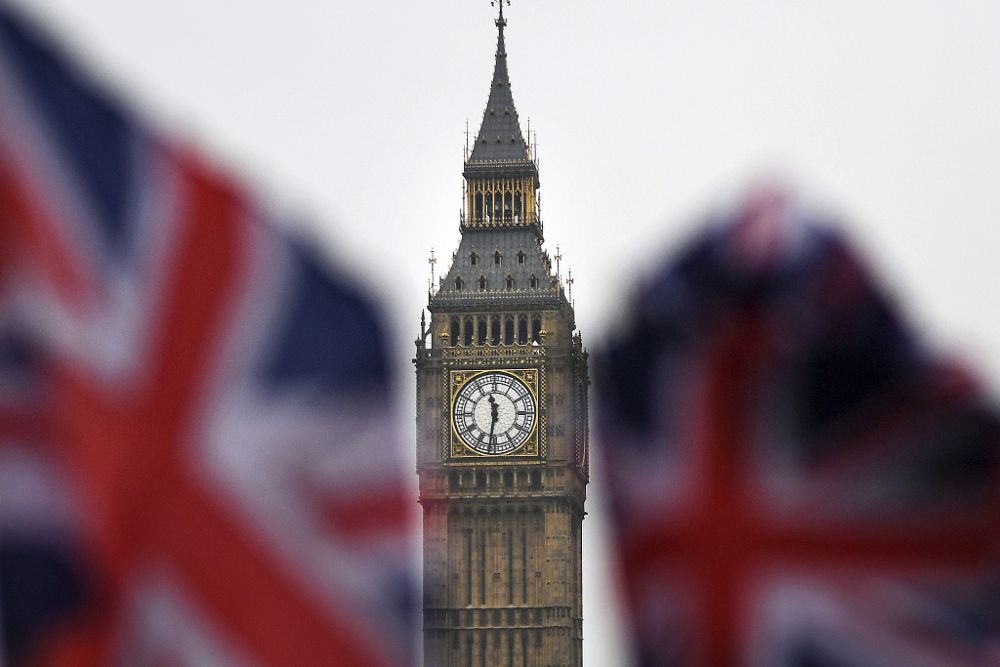 Dos banderas británicas ondean ante el Big Ben en Londres, Reino Unido.