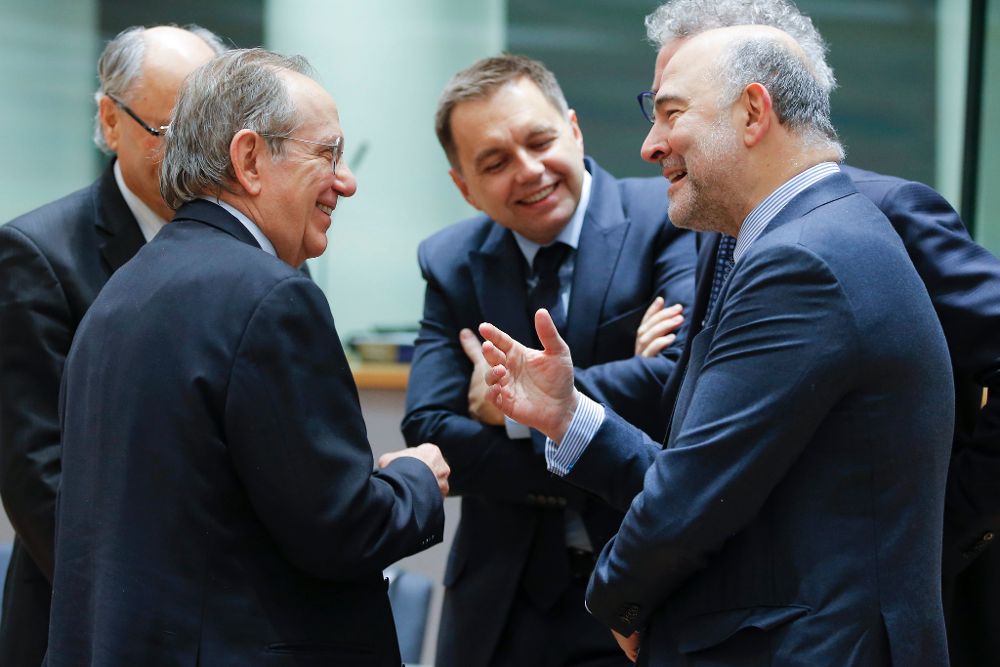 El comisario europeo de Asuntos Económicos y Financieros, Pierre Moscovici (d) saluda al ministro de Finanzas italiano, Pier Carlo Padoan (i).